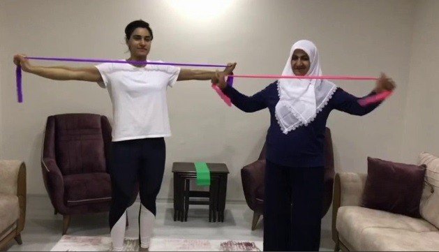 Korona virüs tedbirlerine “Evde kalıyorum spor yapıyorum” videolarıyla destek