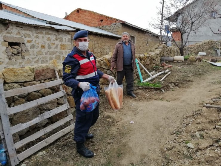 Jandarma ekiplerinden 65 yaş üstüne vefa