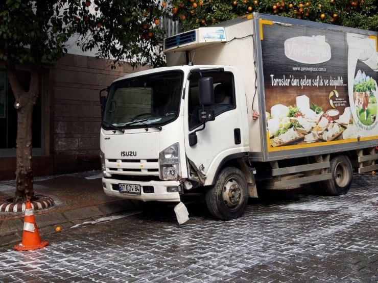 Freni boşalan kamyon refüje çıktı