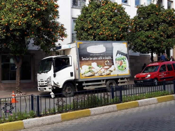 Freni boşalan kamyon refüje çıktı