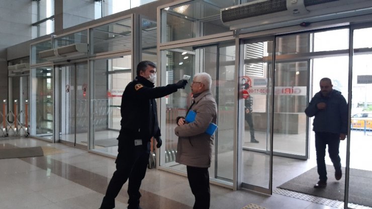 İstanbul Adliyesi’nde ateş ölçerli korona virüs önlemi