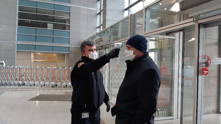 İstanbul Adliyesi’nde ateş ölçerli korona virüs önlemi