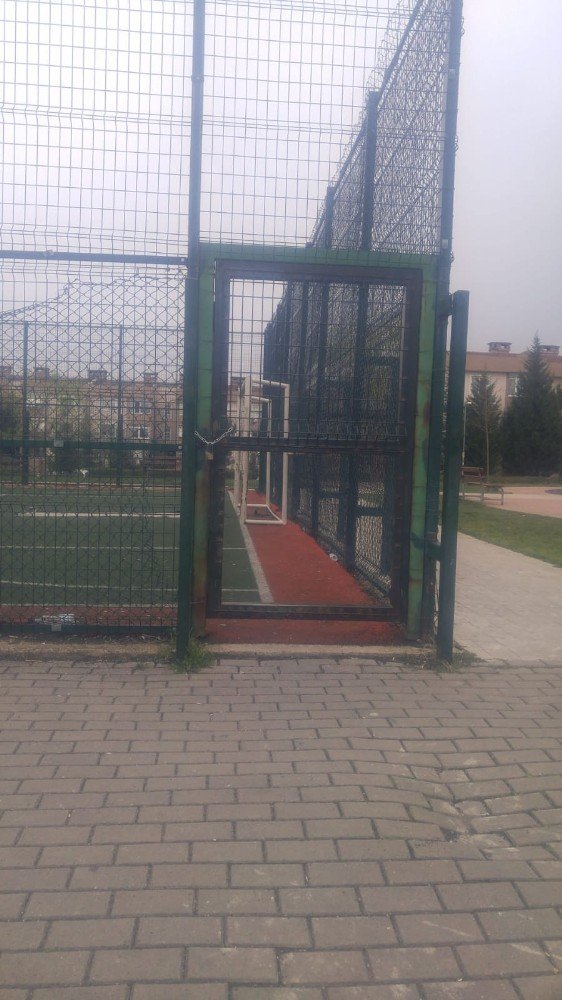 Kartepe’de spor sahaları kapatıldı