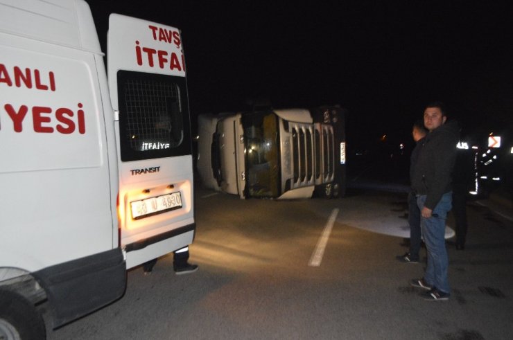 Devrilen kamyondan yara almadan kurtuldu