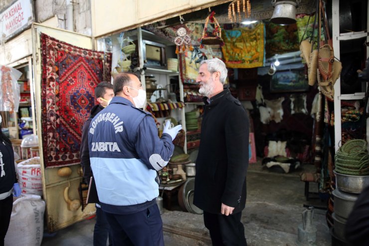 Koronavirüse karşı fedakarca çalışan sağlık personeline moral için tatlı ikram edildi