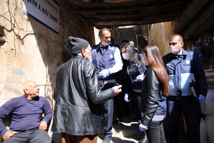 Koronavirüse karşı fedakarca çalışan sağlık personeline moral için tatlı ikram edildi