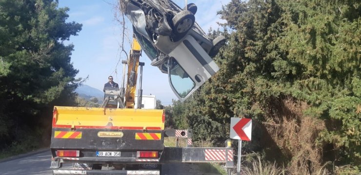 Otomobil tarlaya uçtu; 2 yaralı