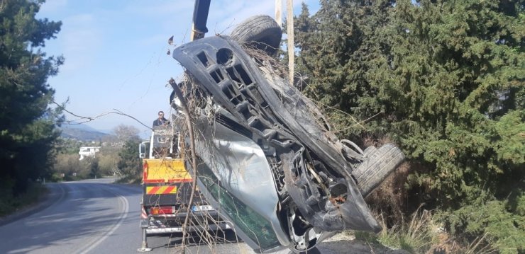 Otomobil tarlaya uçtu; 2 yaralı