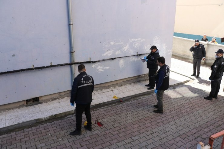 Oyuncağının peşinden giderek 2 kattan düşen çocuk hayatını kaybetti