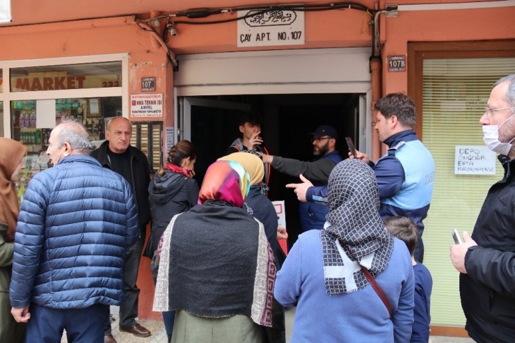 Tahliye edilen 10 katlı binada oturanlar özel izinle eşyalarını almaya başladı