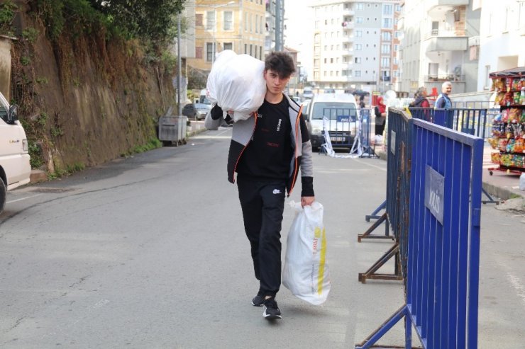 Tahliye edilen 10 katlı binada oturanlar özel izinle eşyalarını almaya başladı