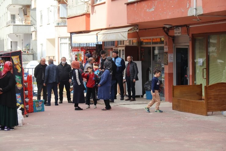 Tahliye edilen 10 katlı binada oturanlar özel izinle eşyalarını almaya başladı