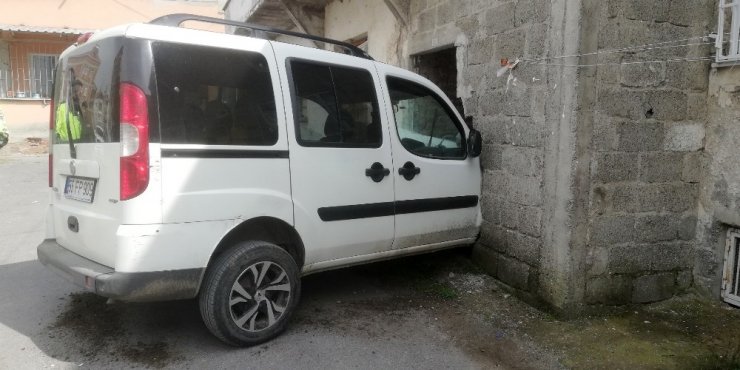 Direksiyon başında şeker komasına giren yaşlı adam duvara çarptı