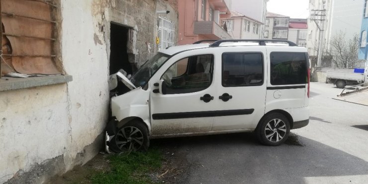 Direksiyon başında şeker komasına giren yaşlı adam duvara çarptı