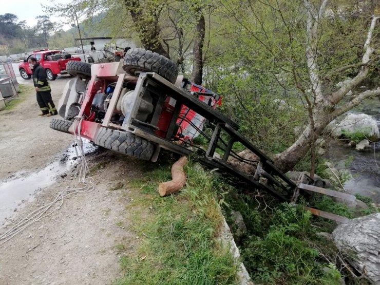 Seydikemer’de devrilen forkliftin operatörü yaralandı