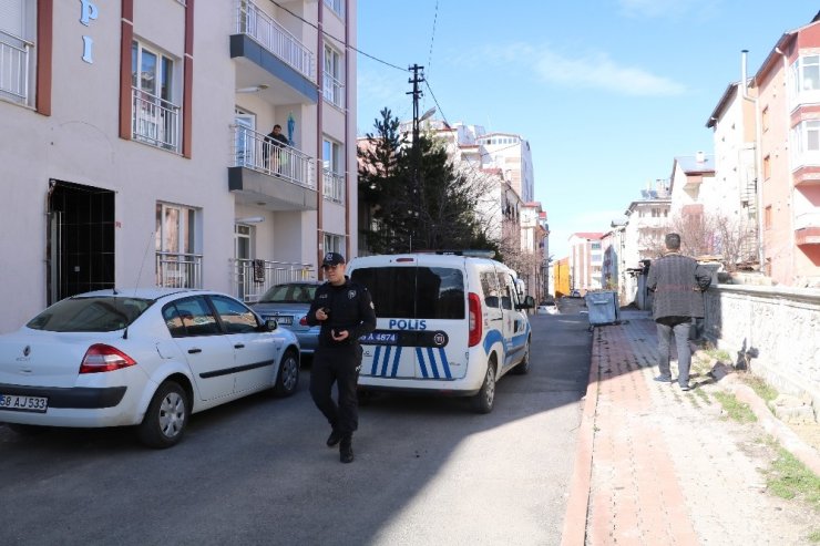 Sahte polis yaşlı kadını dolandırdı