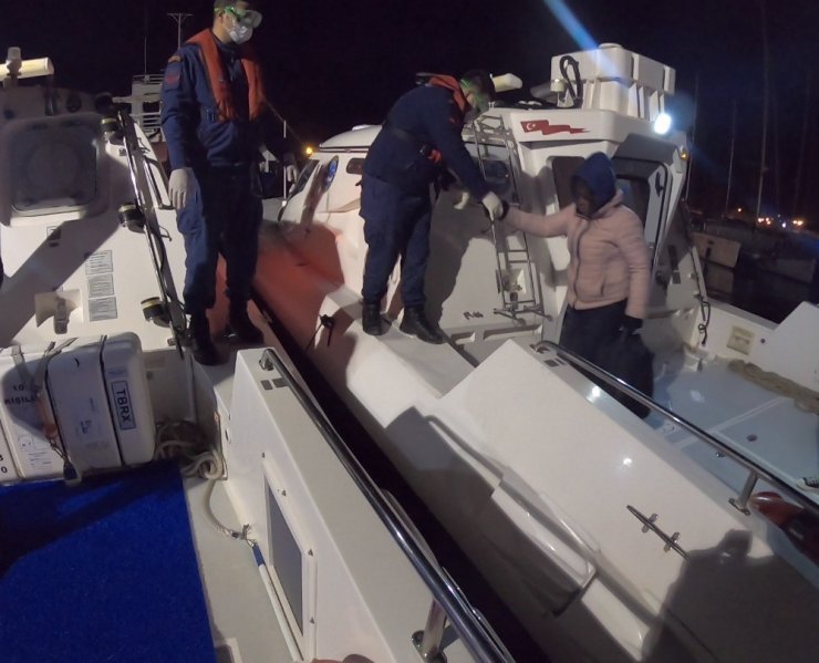 İzmir açıklarında 6’sı çocuk 30 göçmen kurtarıldı