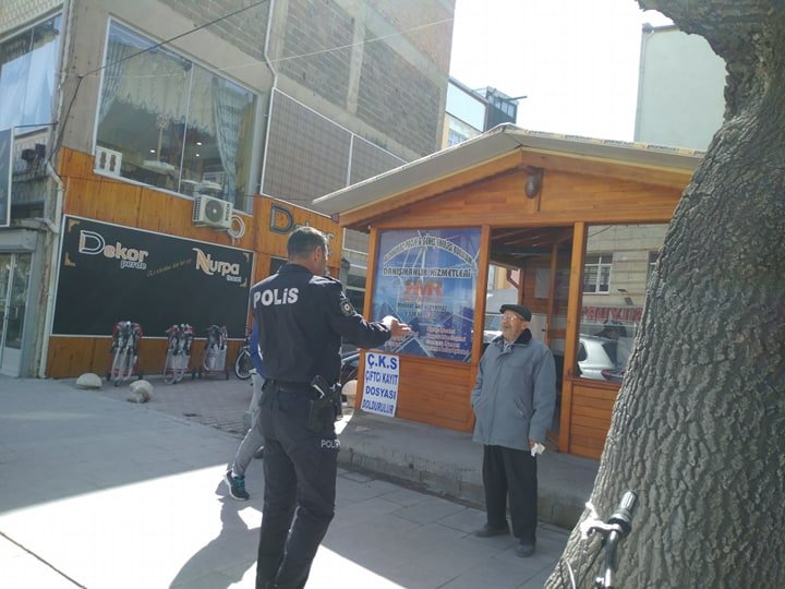 Yaşlı adamı polis hastaneye götürdü
