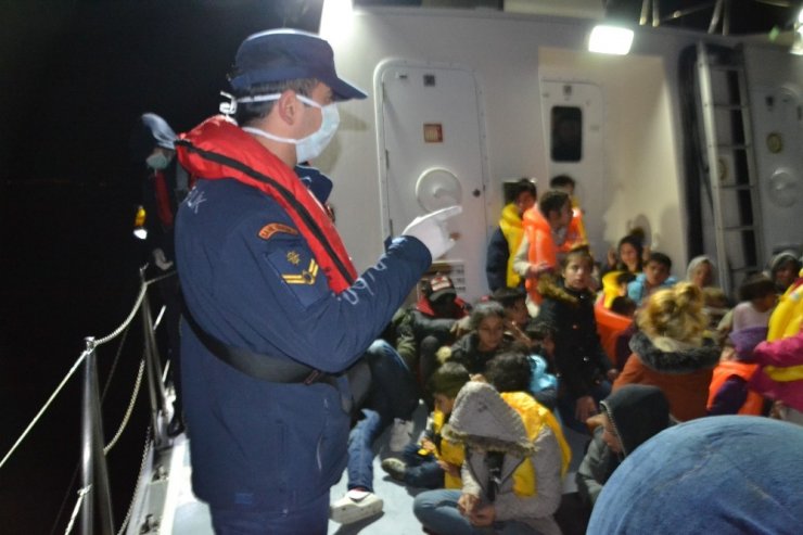 Kuşadası Körfezi’nde 29’u çocuk 50 göçmen kurtarıldı