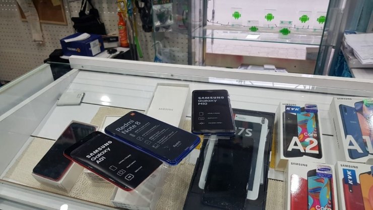 Adana’da kaçak cep telefonu ve kol saati ele geçirildi