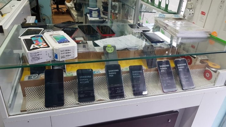 Adana’da kaçak cep telefonu ve kol saati ele geçirildi