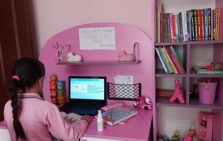 Afyonkarahisar'da EBA TV üzerinden ders dinleyen öğrenciden anlamlı "koronavirüs" mesajı