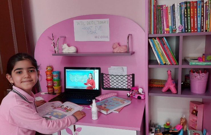 Afyonkarahisar'da EBA TV üzerinden ders dinleyen öğrenciden anlamlı "koronavirüs" mesajı