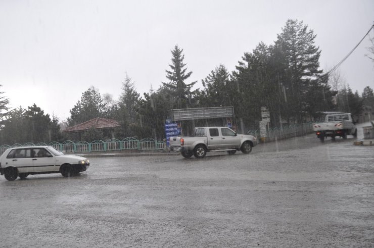 Şuhut’ta şiddetli yağmur ve dolu yaşamı olumsuz etkiledi