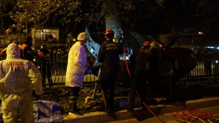 Refüjdeki ağaca çarpan otomobil hurdaya döndü: 1 ölü