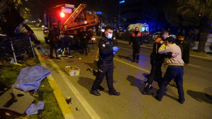 Refüjdeki ağaca çarpan otomobil hurdaya döndü: 1 ölü