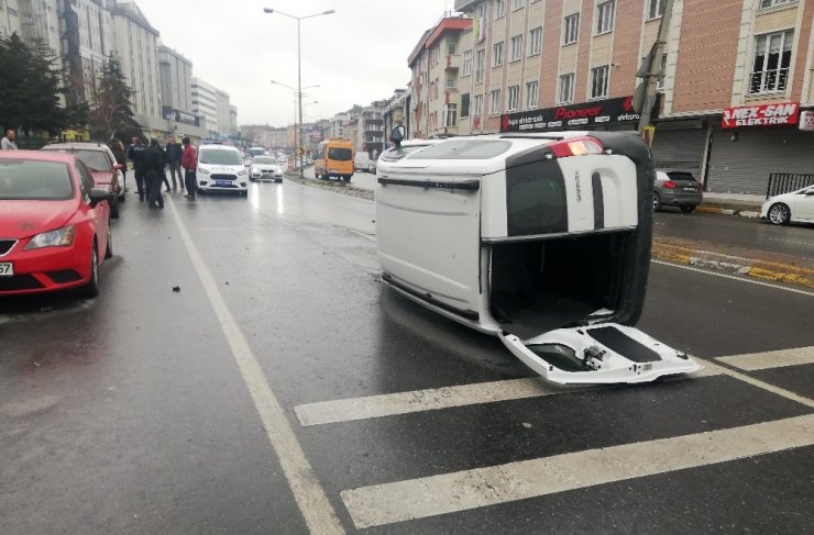 Park halindeki otomobillere çarpan araç takla attı