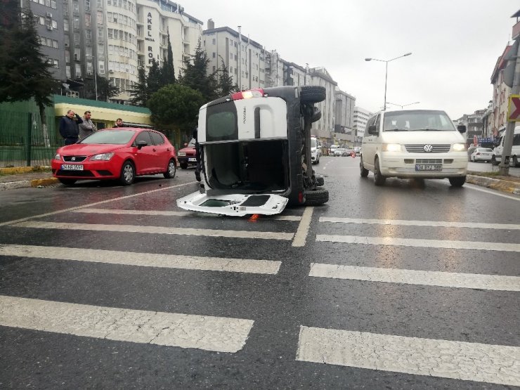 Park halindeki otomobillere çarpan araç takla attı