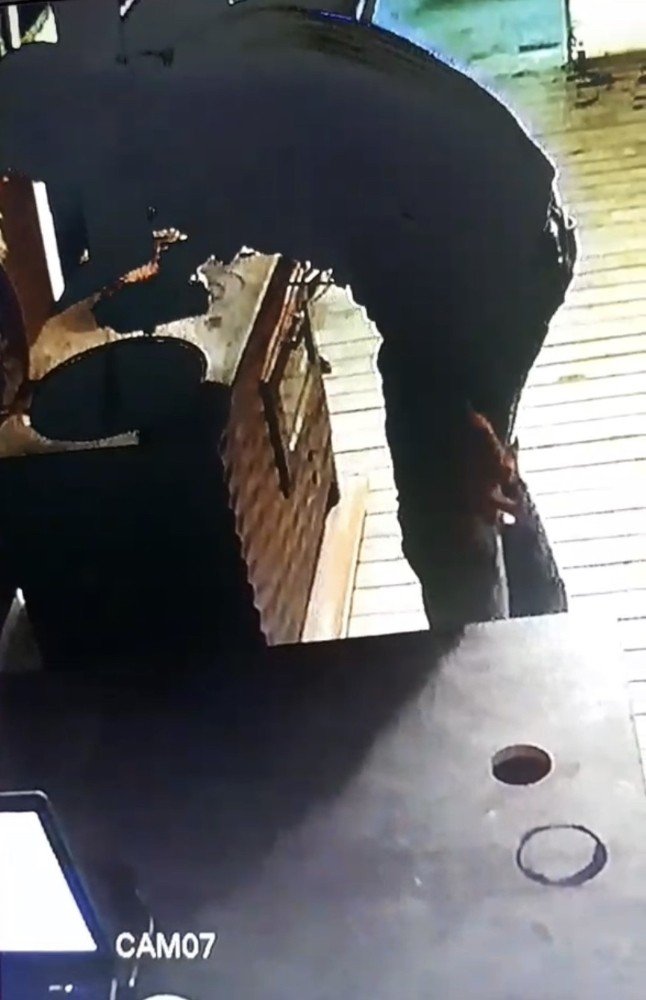 Boya spreyi sıktığı sobayı ateşe verdi, canını zor kurtardı