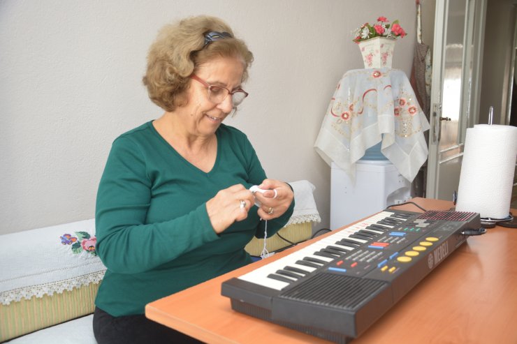 Çocukluk hayali olan piyano çalmayı 65 yaşında öğrendi