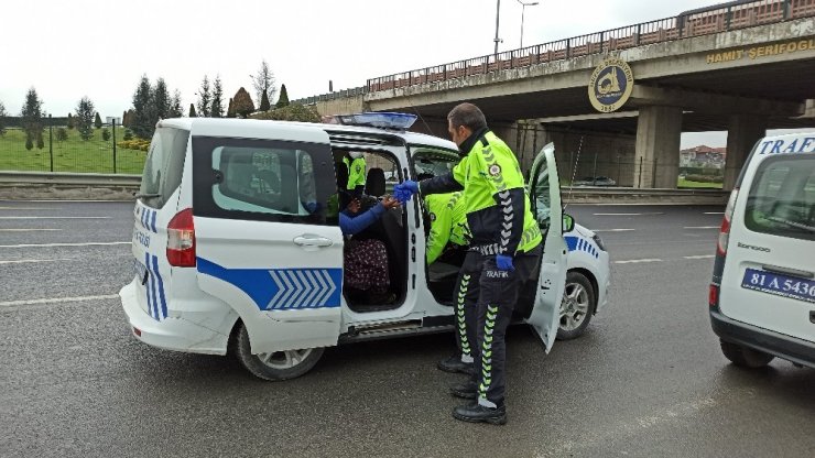 Tanker yangınına bakan trafik ekipleri adres soran yaşlı kadını gideceği yere bıraktı