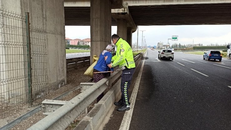 Tanker yangınına bakan trafik ekipleri adres soran yaşlı kadını gideceği yere bıraktı