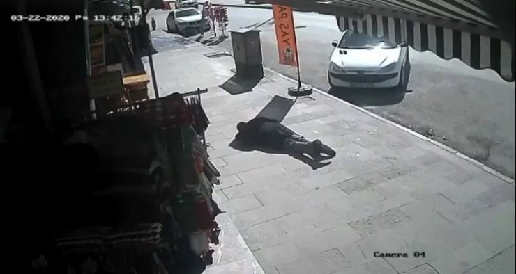 Kaldırımda yürüyen vatandaşın ani ölümü güvenlik kameralarına yansıdı