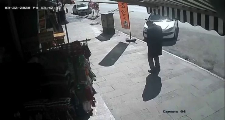 Kaldırımda yürüyen vatandaşın ani ölümü güvenlik kameralarına yansıdı