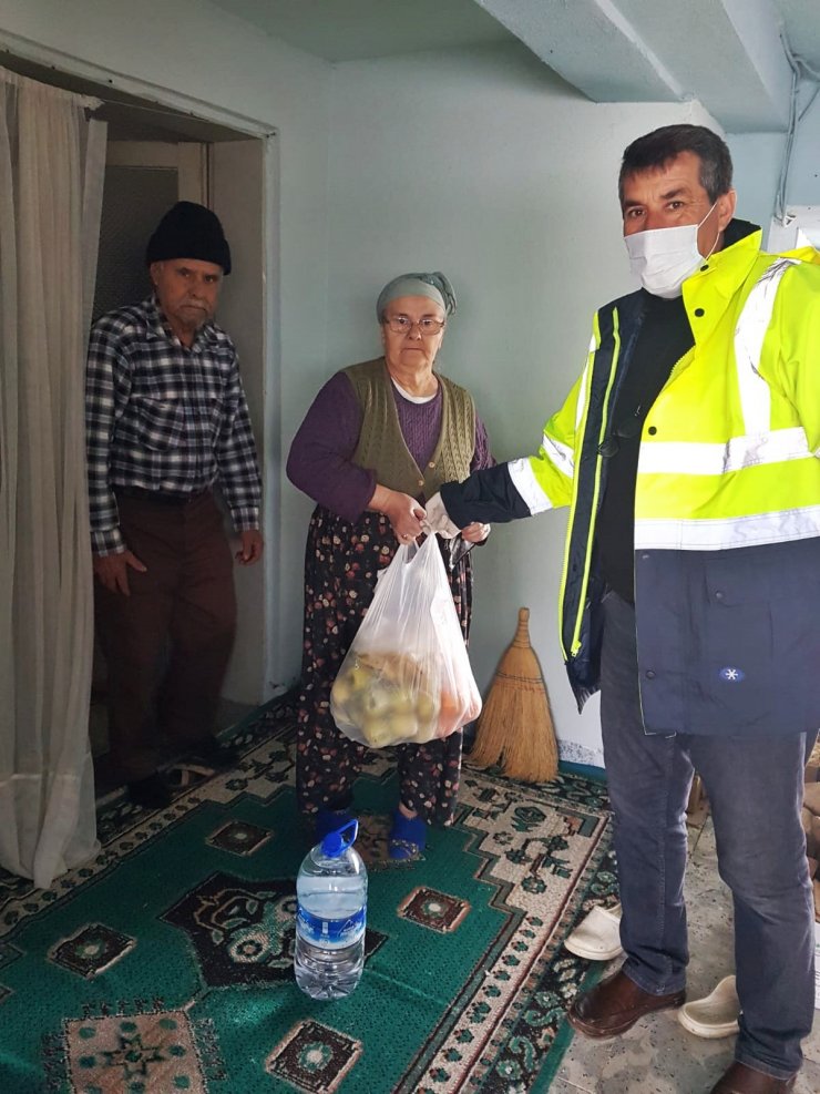 Gelibolulu muhtardan yaşlı köylülere ücretsiz ekmek ve su hizmeti