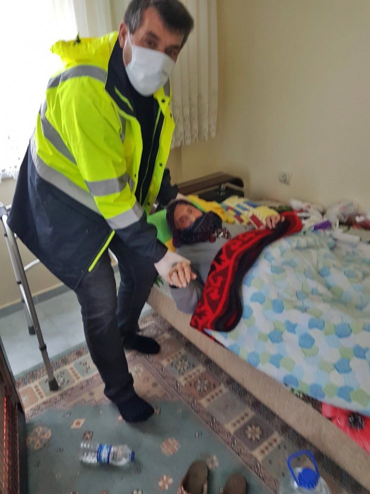 Gelibolulu muhtardan yaşlı köylülere ücretsiz ekmek ve su hizmeti