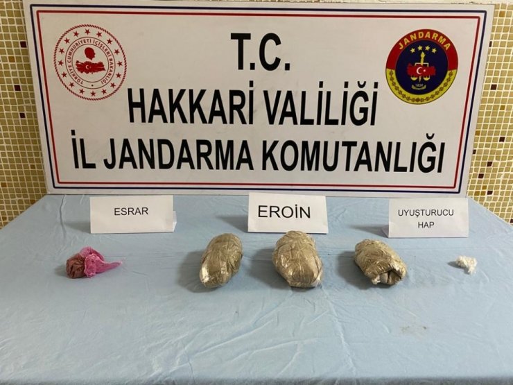 Hakkari’de 1 kilo 300 gram eroin ile 26 adet av tüfeği ele geçirildi