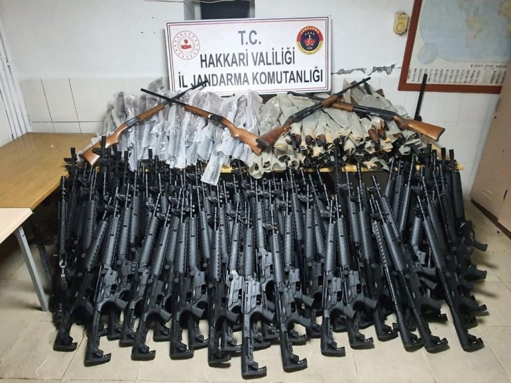 Hakkari’de 1 kilo 300 gram eroin ile 26 adet av tüfeği ele geçirildi