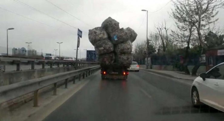 Aşırı yüklenen kamyon görenleri şaşkına çevirdi
