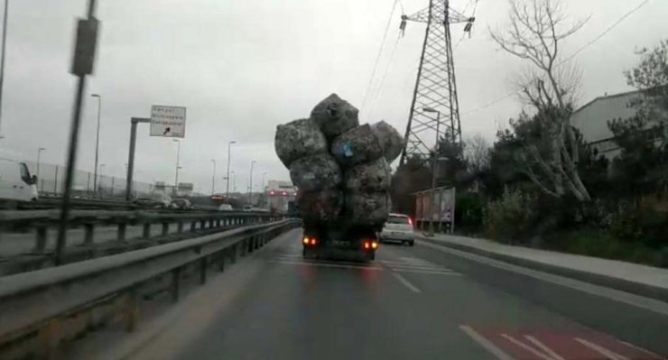 Aşırı yüklenen kamyon görenleri şaşkına çevirdi