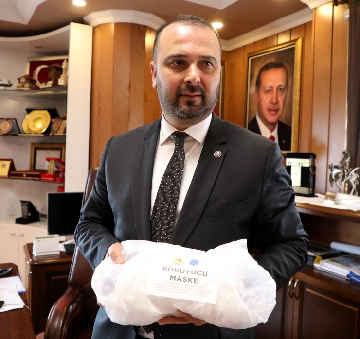 İyidere Belediyesi Rize bezinden yaptırdığı maskeleri ücretsiz dağıtıyor