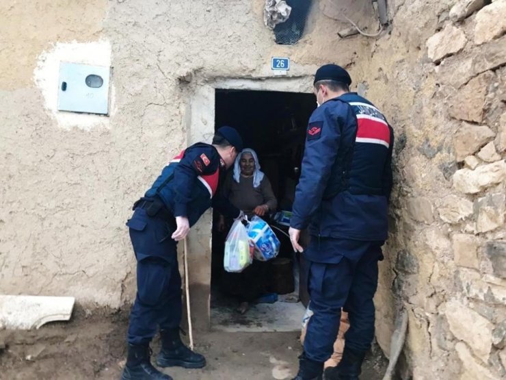 Jandarma 65 yaş üstü vatandaşlara yardım götürdü