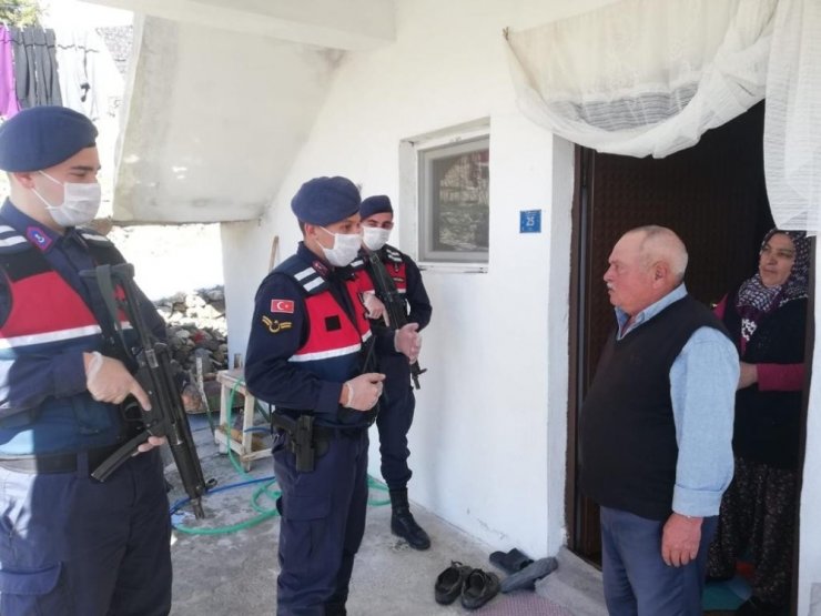 Jandarma 65 yaş üstü vatandaşlara yardım götürdü