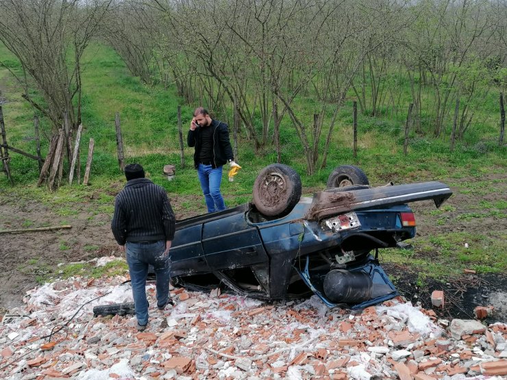 Köpeğe çarpmamak isterken devrilen otomobilin sürücüsü yaralandı