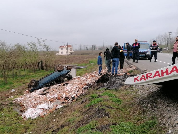Köpeğe çarpmamak isterken devrilen otomobilin sürücüsü yaralandı