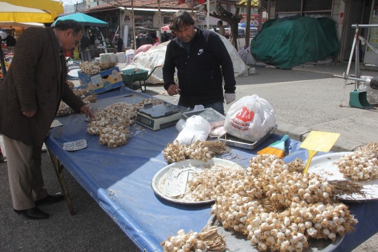 Korona pazarda sebze, meyve fiyatlarını düşürdü patates ve sarımsak zamlandı